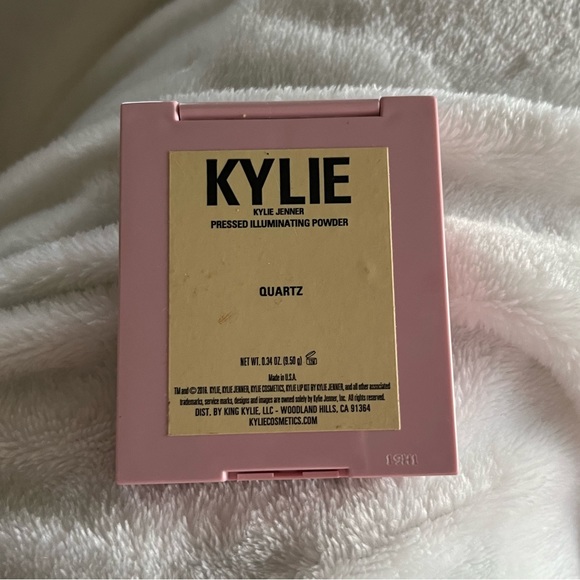 Kylie “Quartz” Pressed Illuminating Powder - Picture 2 of 4